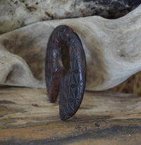 Load image into Gallery viewer, Fake Piercing Ohrring Narra Holz Kreis Blume des Lebens - chic-net.de
