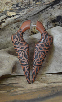 Load image into Gallery viewer, Fake Piercing Ohrring Sawo Holz Pfeil keltischer Knoten - chic-net.de
