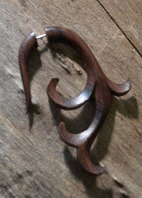 Load image into Gallery viewer, Fake Piercing Ohrring Schnörkel 63mm Holz Edelstahl.
