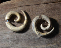 Load image into Gallery viewer, Fake Piercing Ohrring Spirale hell gemasert Bananenholz - chic-net.de
