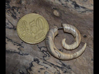 Load image into Gallery viewer, Fake Piercing Ohrring Spirale hell gemasert Bananenholz - chic-net.de
