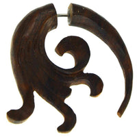 Load image into Gallery viewer, Fake Piercing Ohrring verschnörkelt Holz braun Edelstahl - chic-net.de
