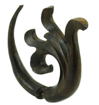 Load image into Gallery viewer, Fake Piercing Ohrring verschnörkelt Holz braun Edelstahl - chic-net.de
