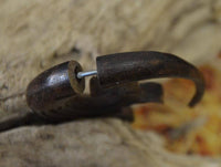 Load image into Gallery viewer, Fake Piercing Ohrring verschnörkelt Holz braun Edelstahl - chic-net.de
