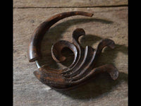 Load image into Gallery viewer, Fake Piercing Ohrring verschnörkelt Holz braun Edelstahl - chic-net.de
