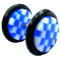 Cargar imagen en el visor de la galería, Fake Piercing Plug Tunnel Ohrstecker Unisex Acryl Scheibe Schmuck Gummiring 10 mm Schachbrett blau weiß - chic-net.de
