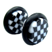 Cargar imagen en el visor de la galería, Fake Piercing Plug Tunnel Ohrstecker Unisex Acryl Scheibe Schmuck Gummiring 10 mm Schachbrett schwarz weiß - chic-net.de
