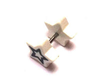 Cargar imagen en el visor de la galería, Fake Piercing Plug Tunnel Ohrstecker Unisex Kunststoff schwarz weiß Schmuck Sterne - chic-net.de
