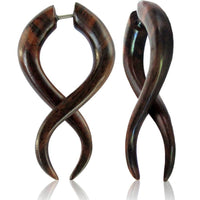 Load image into Gallery viewer, Fake Piercing Sono Holz Bogen gewunden 45 mm Plug Ohrstecker braun gemasert - chic-net.de
