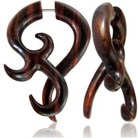 Load image into Gallery viewer, Fake Piercing Sono Holz Bogen Haken überlappend Plug Ohrstecker braun gemasert - chic-net.de
