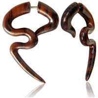 Load image into Gallery viewer, Fake Piercing Sono Holz Bogen stark gewunden 45 mm Plug Ohrstecker braun gemasert - chic-net.de
