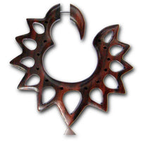 Cargar imagen en el visor de la galería, Fake Piercing Sono Holz Flammen Ring gestanzt braun gemasert Plug nickelfrei spitz Kreise Ohrstecker - chic-net.de
