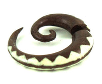 Load image into Gallery viewer, Fake Piercing Spirale Bone Inlay Zacken Band Holz Plug 8 mm Ohrstecker - chic-net.de
