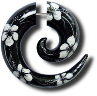 Cargar imagen en el visor de la galería, Fake Piercing Spirale schwarz weiß Blumen Hawaii Holz handbemalt Plug Edelstahl Ohrstecker Expander - chic-net.de
