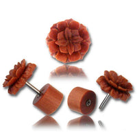 Cargar imagen en el visor de la galería, Fake Plug Piercing Sawo Holz rotbraun Blume dreilagig geschnitzt Edelstahl Ohrstecker 1 mm - chic-net.de
