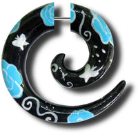 Cargar imagen en el visor de la galería, Fake Spirale Rosen Schmetterlinge blau schwarz weiß Piercing Holz handbemalt Expander Edelstahl - chic-net.de
