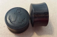 Load image into Gallery viewer, Flesh Plug Ebenholz Anker Seil Ring double flared Lobe Dehner schwarz Gravur - chic-net.de
