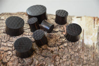 Load image into Gallery viewer, Flesh Plug Ebenholz Peace Knoten Muster double flared Lobe Dehner schwarz Gravur - chic-net.de
