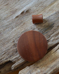 Load image into Gallery viewer, Flesh Plug Holz braun Mjölnir Runen double flared.
