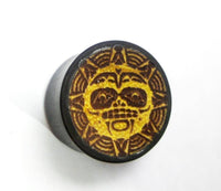 Cargar imagen en el visor de la galería, Flesh Plug Krieger Maske Sonne Gravur Holz dunkel Jackfrucht ocker double flared - chic-net.de

