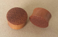 Load image into Gallery viewer, Flesh Plug Sawoholz Peace Knoten Muster double flared Lobe Dehner rotbraun Gravur - chic-net.de
