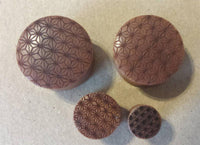 Load image into Gallery viewer, Flesh Plug Sawoholz Stern Blume des Lebens double flared Lobe Dehner rot braun Gravur - chic-net.de
