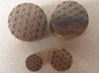 Cargar imagen en el visor de la galería, Flesh Plug Teakholz Stern Blume des Lebens double flared Lobe Dehner braun Gravur - chic-net.de
