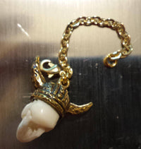 Load image into Gallery viewer, Flesh Tunnel Anhänger antik golden Messing Kette Karabiner Bone Viking Skull - chic-net.de
