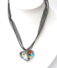 Cargar imagen en el visor de la galería, Glasanhänger mit Stoffkette, Bunt mit Muster, herzförmig, 3,5x2,5cmØ - chic-net.de
