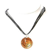 Cargar imagen en el visor de la galería, Glasanhänger mit Stoffkette, Orange mit Wirbelmuster, rund, 3cmØ - chic-net.de
