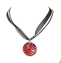 Cargar imagen en el visor de la galería, Glasanhänger mit Stoffkette, Rot mit Kreismuster, rund, 3cmØ - chic-net.de
