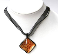 Cargar imagen en el visor de la galería, Glasanhänger mit Stoffkette, Rot mit Muster, quadratisch, 3,3x3,3cmØ - chic-net.de
