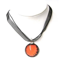 Cargar imagen en el visor de la galería, Glasanhänger mit Stoffkette, Rot mit Strichmuster, rund, 3cmØ - chic-net.de
