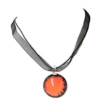 Cargar imagen en el visor de la galería, Glasanhänger mit Stoffkette, Rot mit Strichmuster, rund, 3cmØ - chic-net.de
