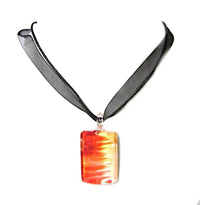 Cargar imagen en el visor de la galería, Glasanhänger mit Stoffkette, Rot und Weiß, rechteckig, 2,7x3,5cm - chic-net.de
