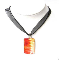 Cargar imagen en el visor de la galería, Glasanhänger mit Stoffkette, Rot und Weiß, rechteckig, 2,7x3,5cm - chic-net.de
