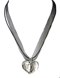 Load image into Gallery viewer, Glasanhänger mit Stoffkette, Weiß mit Strichen, herzförmig, 3,5x2,5cmØ - chic-net.de
