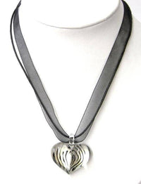 Load image into Gallery viewer, Glasanhänger mit Stoffkette, Weiß mit Strichen, herzförmig, 3,5x2,5cmØ - chic-net.de
