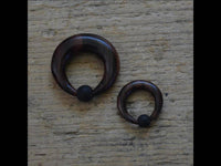 Load image into Gallery viewer, Gummi Klemmkugel Ring Narraholz Piercing Sichel - chic-net.de
