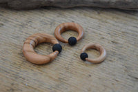 Cargar imagen en el visor de la galería, Gummi Klemmkugel Ring Olivenholz Piercing Sichel - chic-net.de
