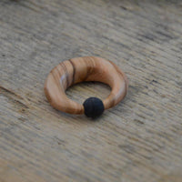 Cargar imagen en el visor de la galería, Gummi Klemmkugel Ring Olivenholz Piercing Sichel - chic-net.de
