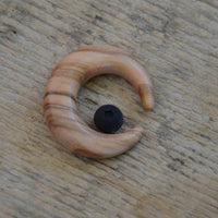 Cargar imagen en el visor de la galería, Gummi Klemmkugel Ring Olivenholz Piercing Sichel - chic-net.de
