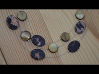 Load image into Gallery viewer, Halskette dreilagig braun Perlmutt Plättchen Flecken - chic-net.de
