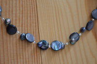 Load image into Gallery viewer, Halskette grau blau Perlmutt Muschel Perlen Scheiben - chic-net.de
