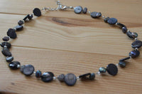 Load image into Gallery viewer, Halskette grau blau Perlmutt Muschel Perlen Scheiben - chic-net.de
