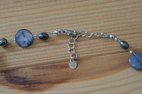 Load image into Gallery viewer, Halskette grau lila Perlmutt Muschel Perlen Scheiben - chic-net.de
