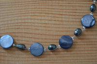 Load image into Gallery viewer, Halskette grau lila Perlmutt Muschel Perlen Scheiben - chic-net.de
