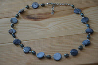 Load image into Gallery viewer, Halskette grau lila Perlmutt Muschel Perlen Scheiben - chic-net.de
