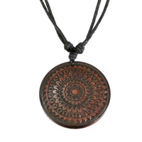 Load image into Gallery viewer, Halskette Holz verstellbar Anhänger Mandala balinesisch - chic-net.de
