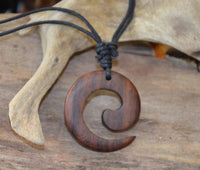 Load image into Gallery viewer, Halskette Kette Holz Baumwolle Holzanhänger Spirale - chic-net.de

